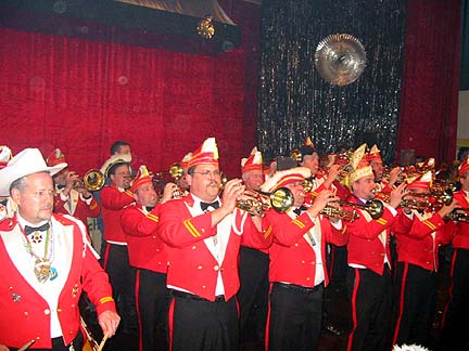 Fanfaren performs with "new" hats.
